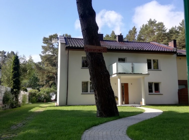 Dom Pod Sosną Dom pod Sosną od frontu, ścieżka.
