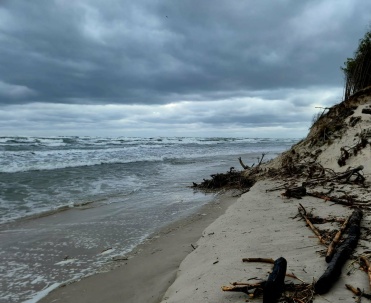 Bałtyk zalewa brzeg Dębek