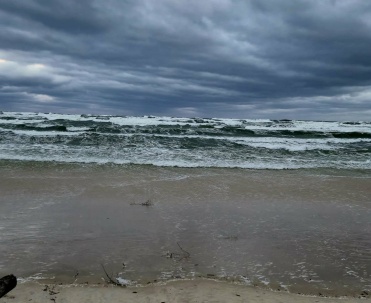 Nadzwyczajne zjawisko pogodowe &ndash; zalana plaża nad morzem