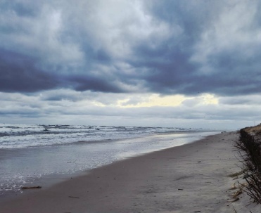 Zimowy widok plaży w Dębkach